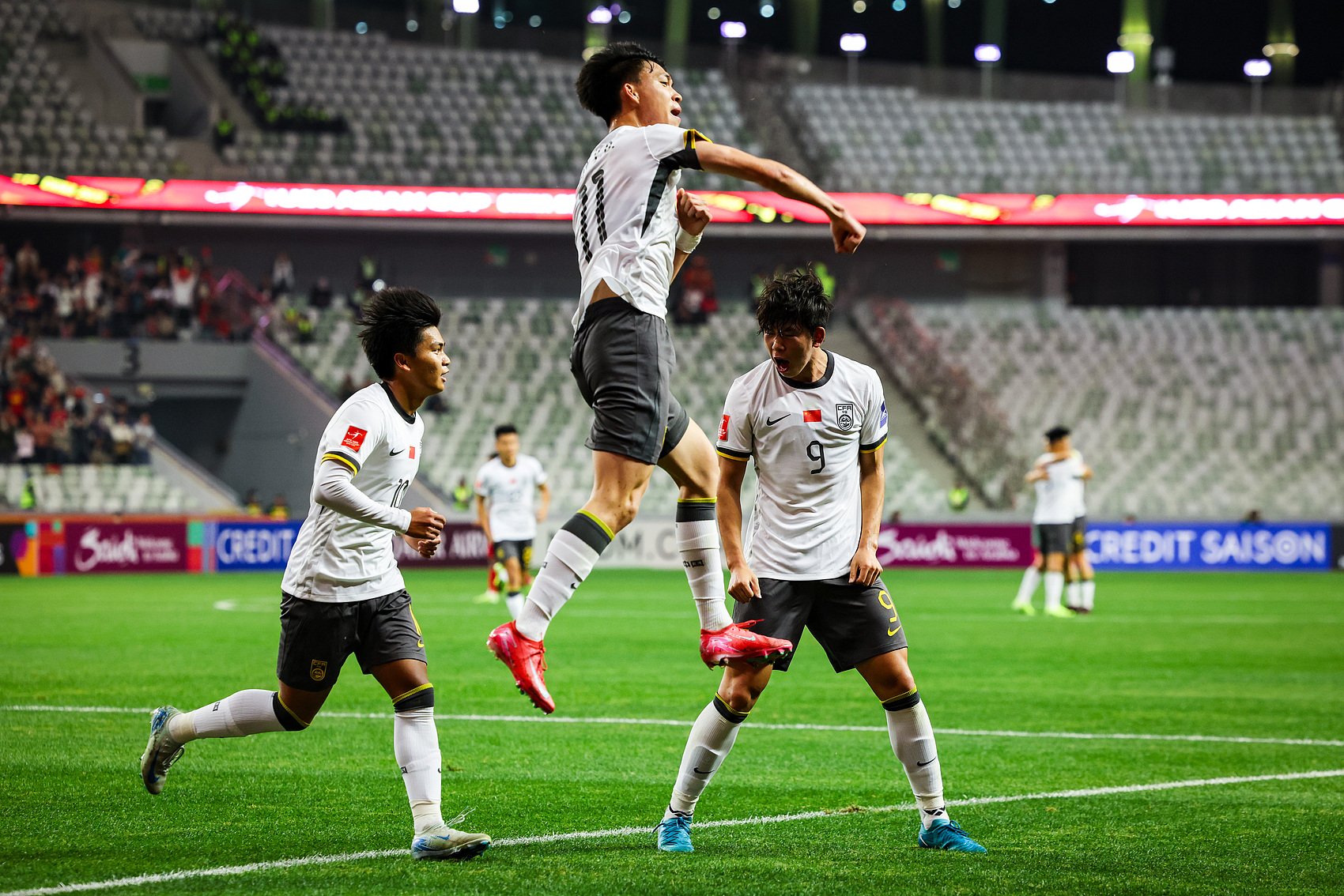  全面壓制！國青半場控球率高達7成，射門比9-3，造對方3張黃牌