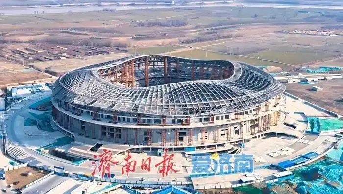  魯媒：戴上1.6萬噸“鋼鐵巨冠”，黃河體育中心球場完成屋蓋施工