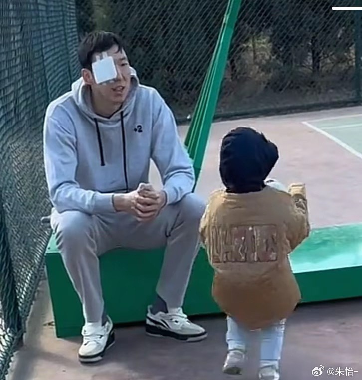  顧家好男人！記者曬出周琦手術(shù)后回歸家庭帶娃照片