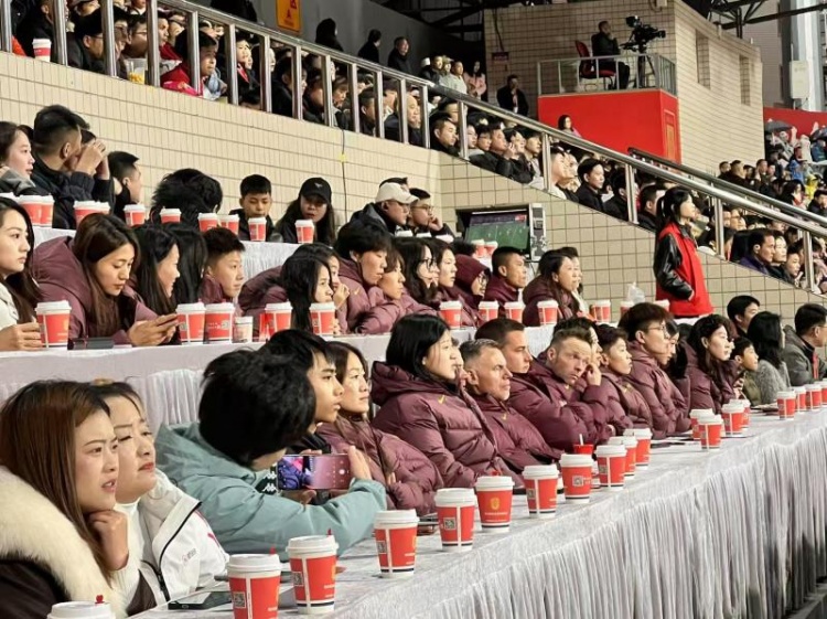  北青體育：中國女足現(xiàn)身中甲賽場，觀看重慶銅梁龍vs遼寧鐵人