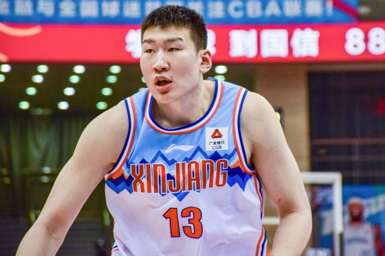  拼搶積極但手感不佳！李炎哲半場8中2&罰球6中4拿8分 搶4個(gè)前場板