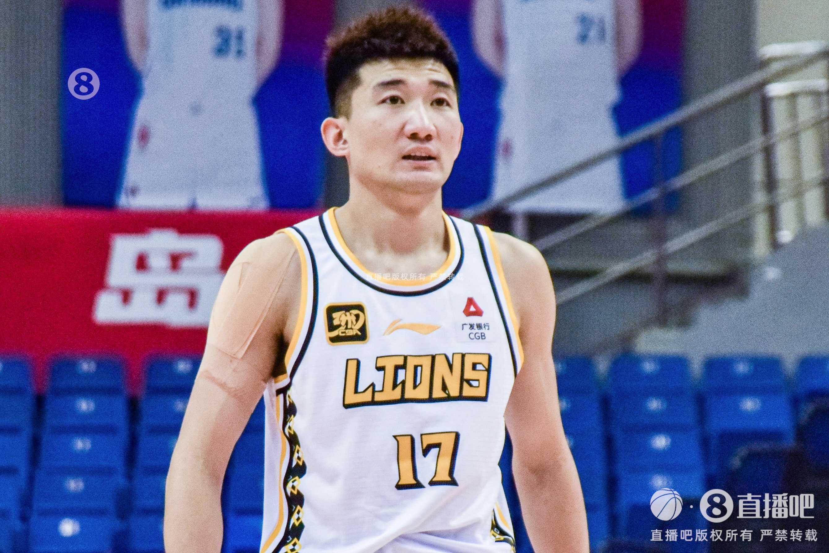  效率太低！孫銘徽15中4拿到15分4板12助2斷1帽 5次犯規(guī)