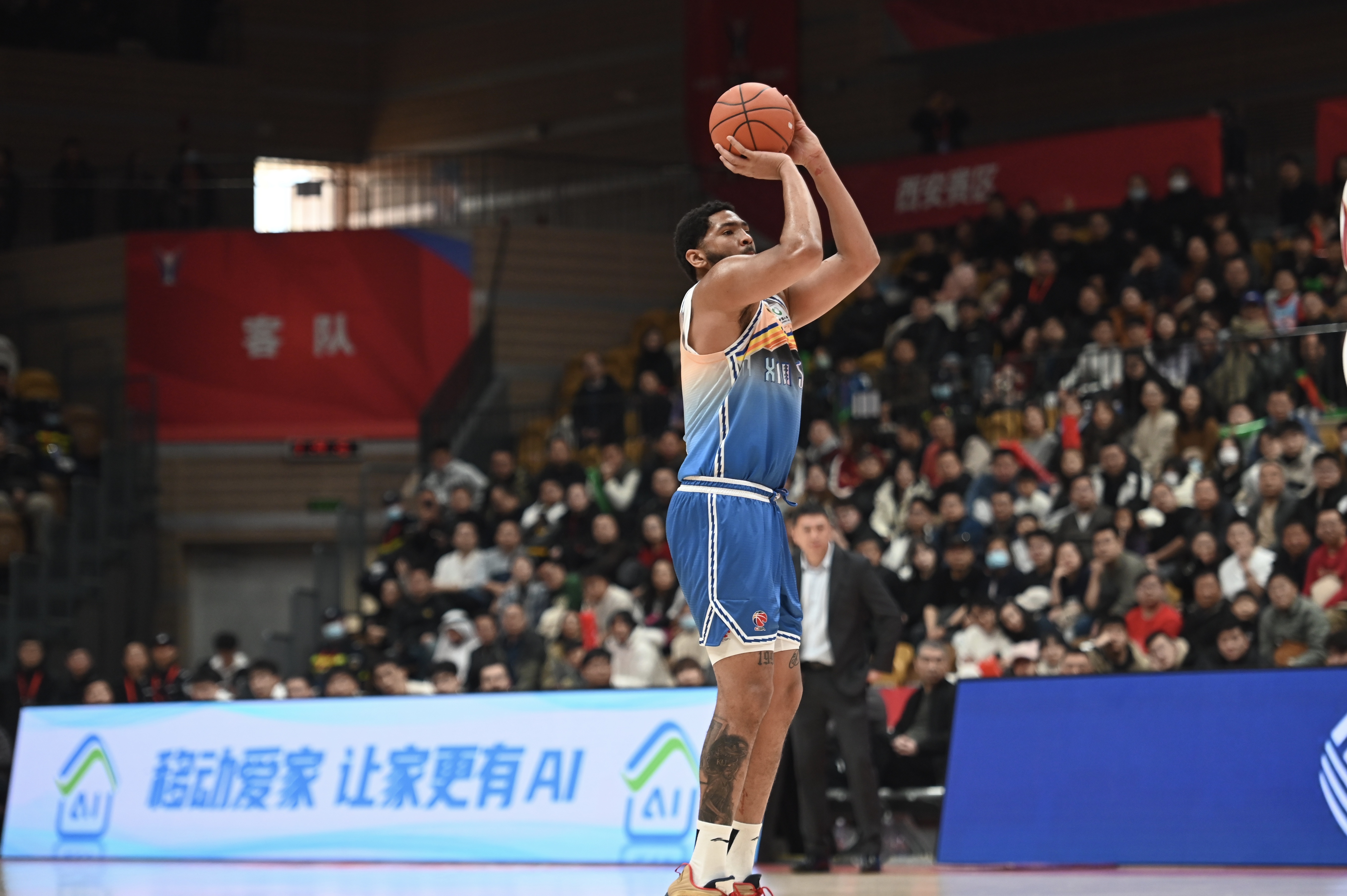  手感火熱！勞森半場7中6高效砍下17分5籃板 首節(jié)15分
